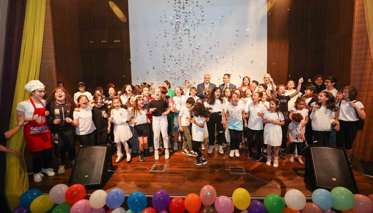 Miniklerin sevincine ortak olan Yüce’den mesaj: “Çocuk gülerse dünya güler”