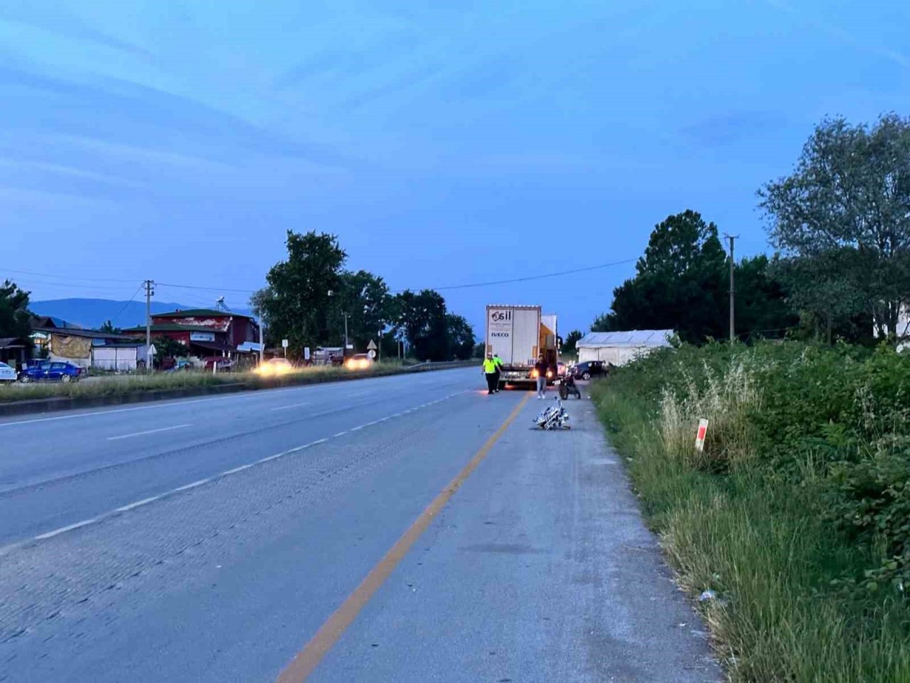 Tır ile motosiklet çarpıştı: 2 yaralı