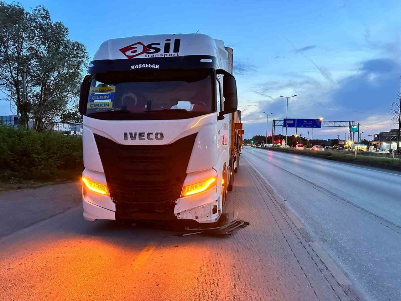 Tır ile motosiklet çarpıştı: 2 yaralı