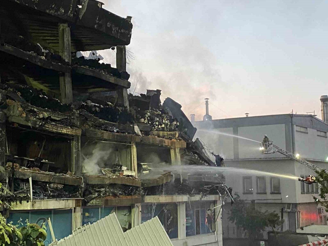 Başakşehir’de iş hanı yangının 3. gününde söndürme çalışmaları devam ediyor