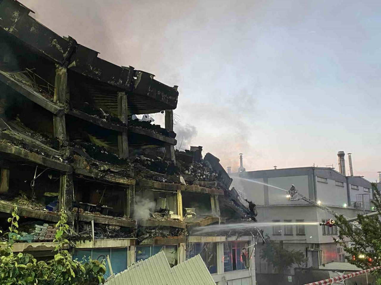 Başakşehir’de iş hanı yangının 3. gününde söndürme çalışmaları devam ediyor