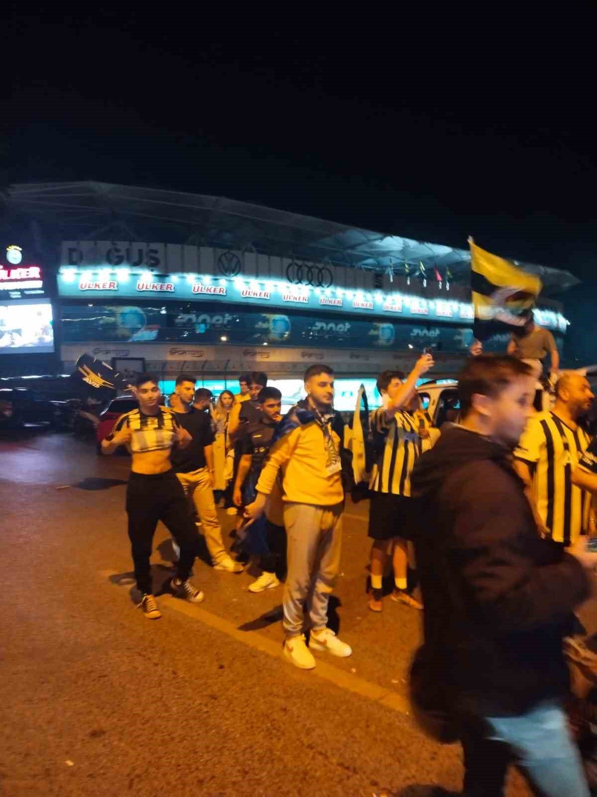 Şükrü Saraçoğlu Stadı önünde kupa coşkusu