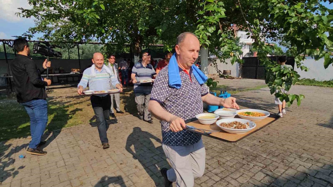 Sünnet cemiyetinde müdürler yemek servisi yaptı