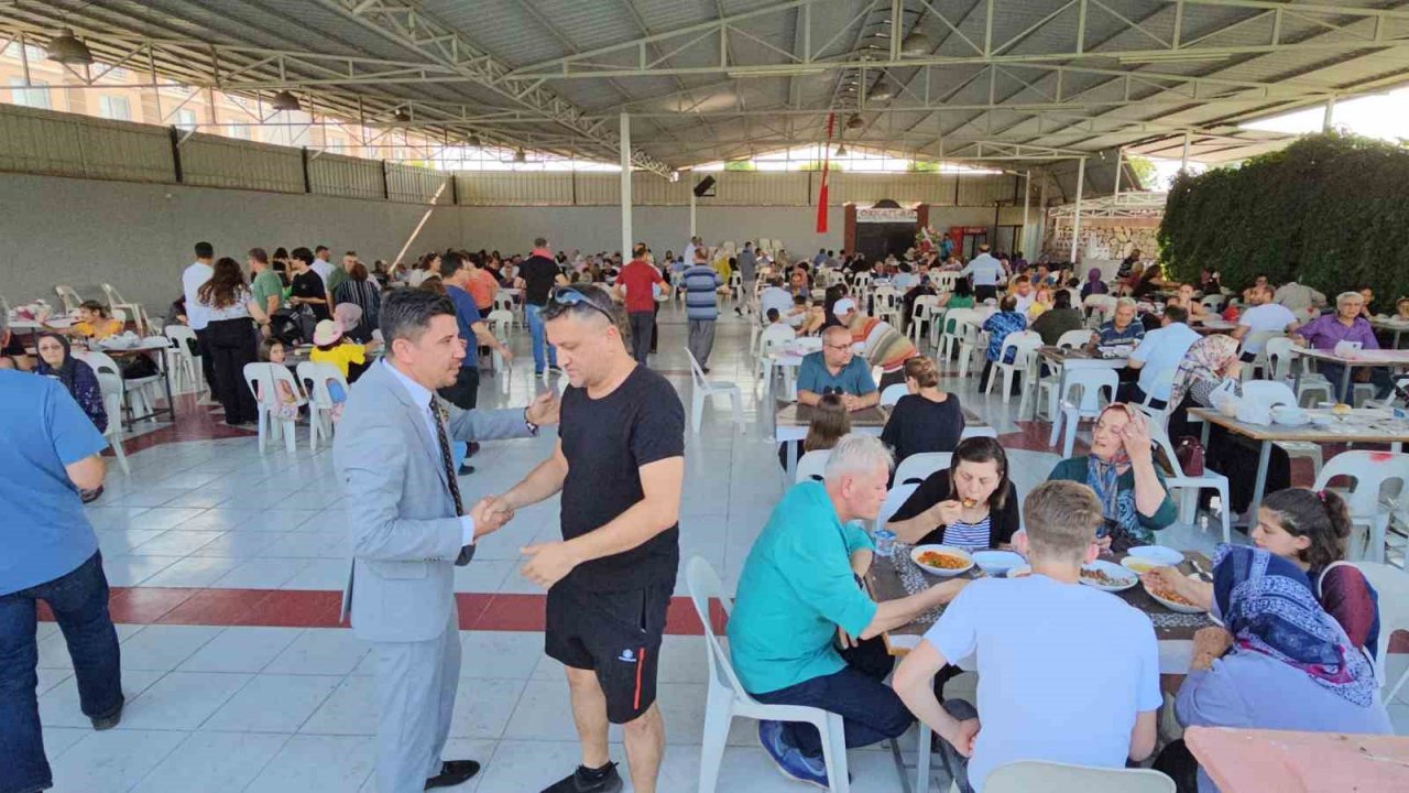 Sünnet cemiyetinde müdürler yemek servisi yaptı