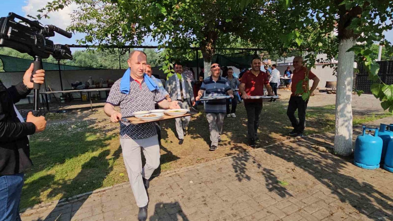 Sünnet cemiyetinde müdürler yemek servisi yaptı
