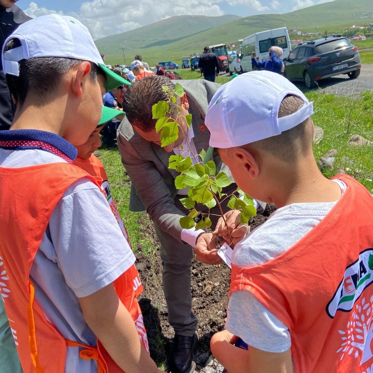 Hanak’ta 600 fidan toprakla buluşturuldu