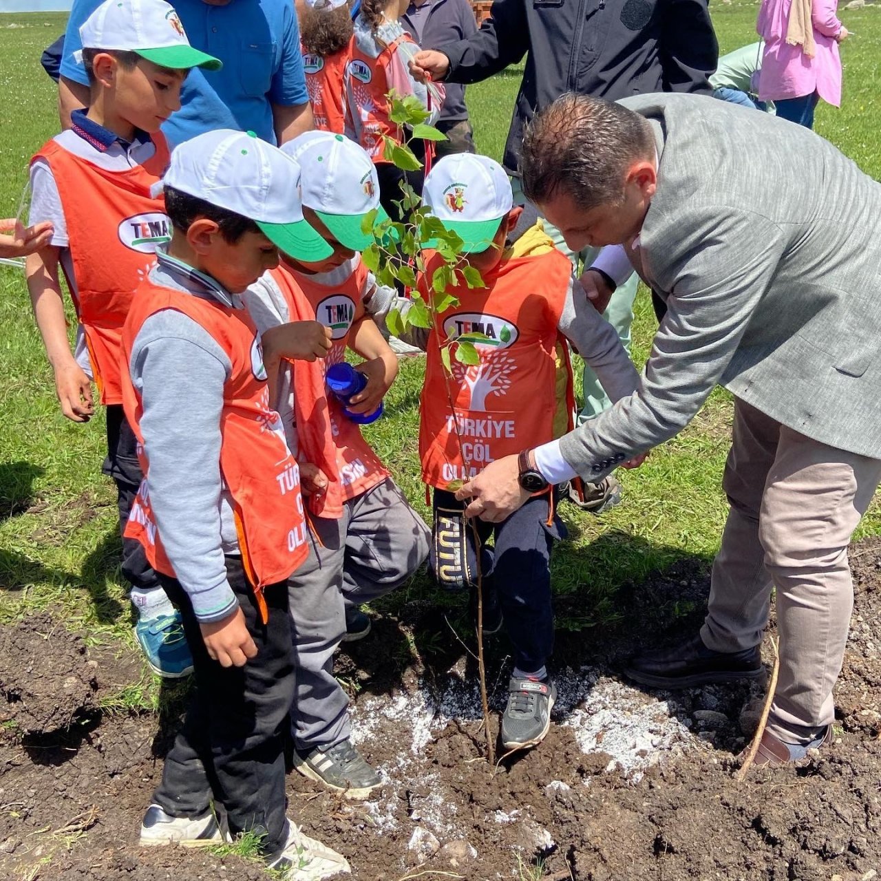Hanak’ta 600 fidan toprakla buluşturuldu