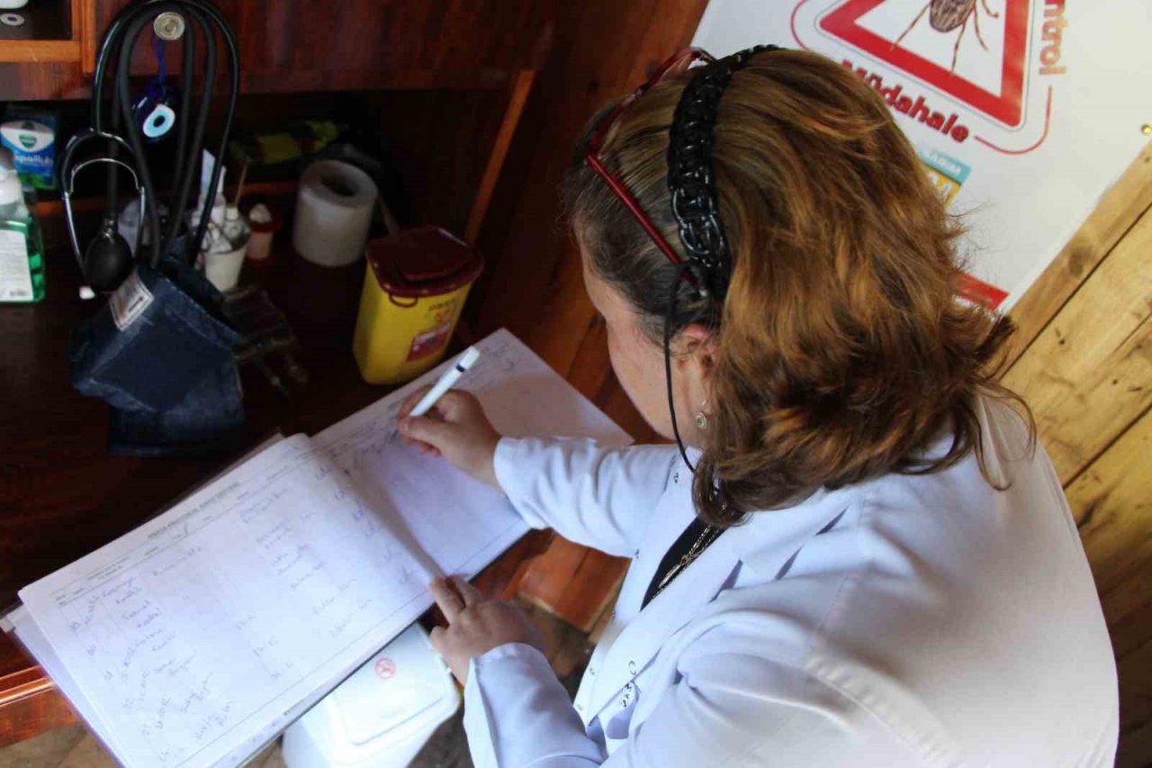 Babasını kaybettiği yaylada hastalara şifa oluyor