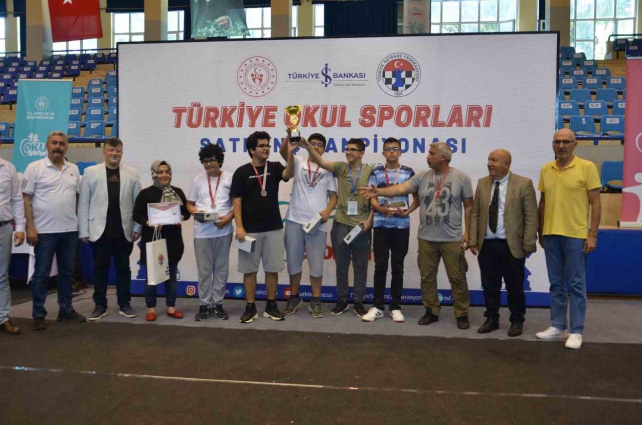 Satranç Türkiye Şampiyonası’nı kazanan sporcular madalyalarına kavuştu