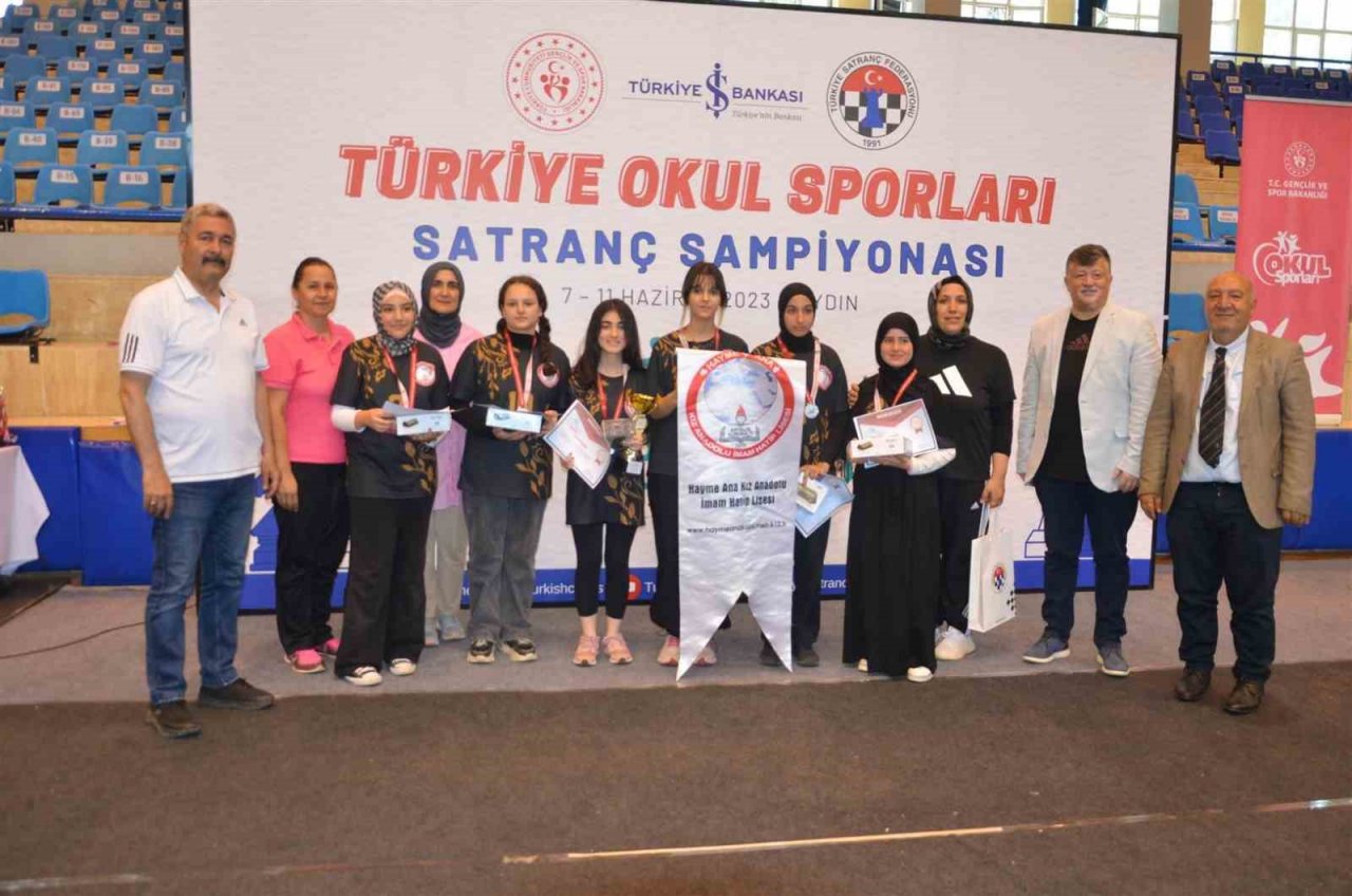 Satranç Türkiye Şampiyonası’nı kazanan sporcular madalyalarına kavuştu