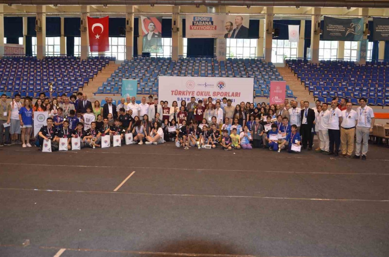 Satranç Türkiye Şampiyonası’nı kazanan sporcular madalyalarına kavuştu