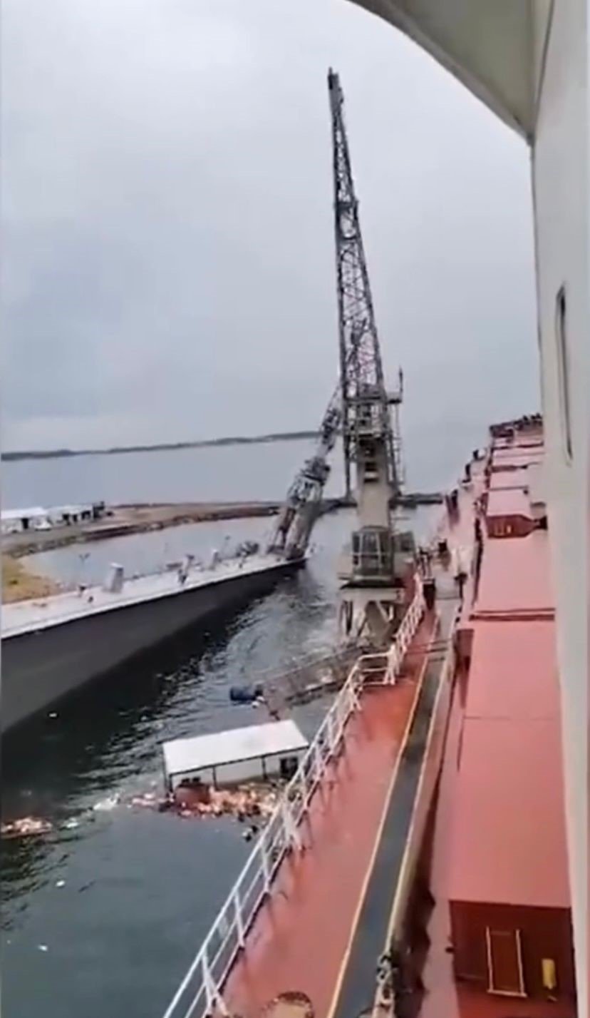 Tuzla tersanesinde korkutan anlar: Gemi havuzu battı