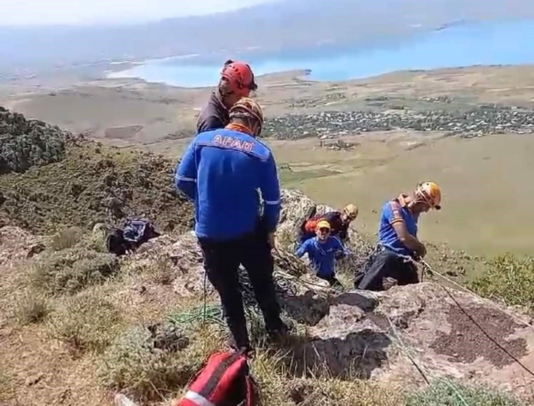 Dağda mahsur kalan çoban kurtarıldı