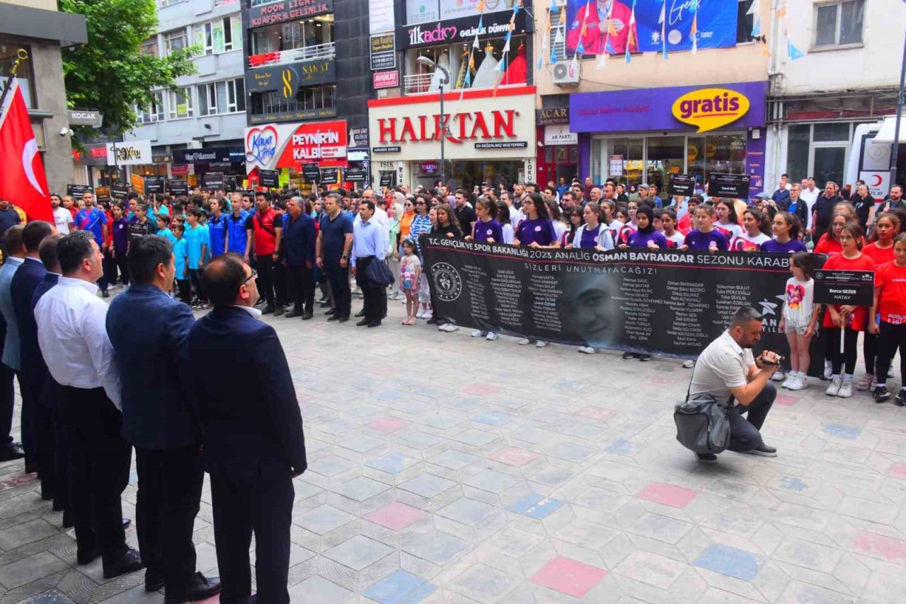 Depremde hayatını kaybeden sporcular ve vatandaşlar için saygı yürüyüşü yapıldı