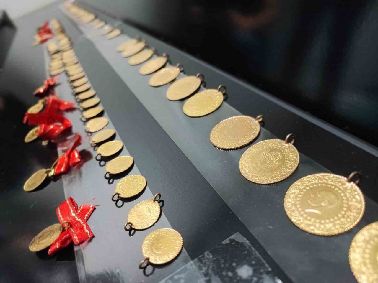 Dolandırıcılık operasyonunda ele geçirilen sahte altınlar sergilendi