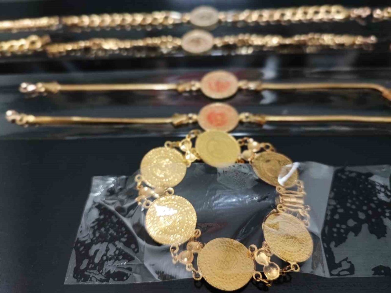 Dolandırıcılık operasyonunda ele geçirilen sahte altınlar sergilendi