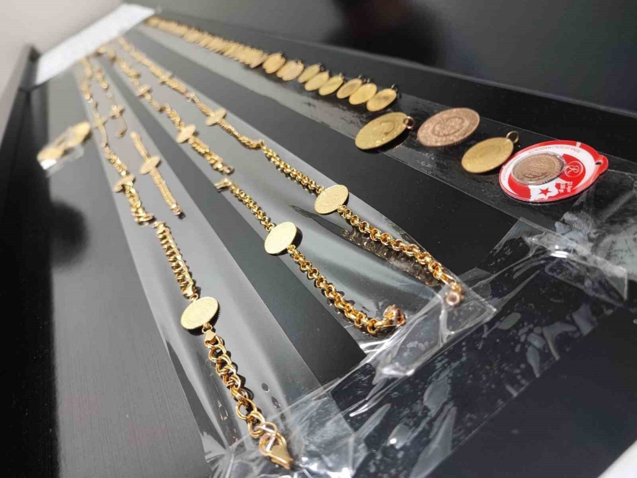 Dolandırıcılık operasyonunda ele geçirilen sahte altınlar sergilendi