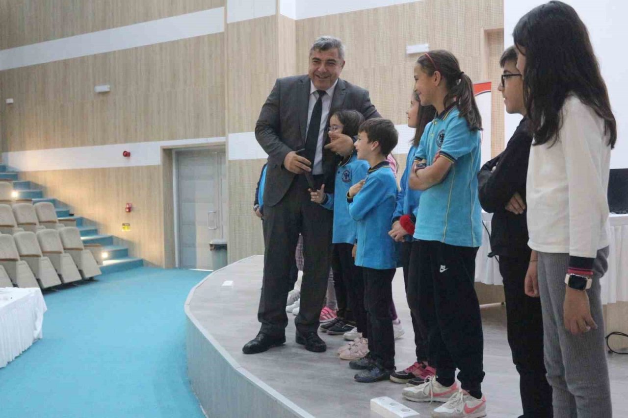 Afyonkarahisar’da en çok kitap okuyan öğrenciye hediye