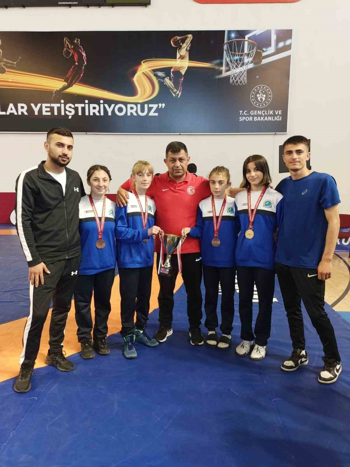 Güreşçi kızların milli takım başarısı