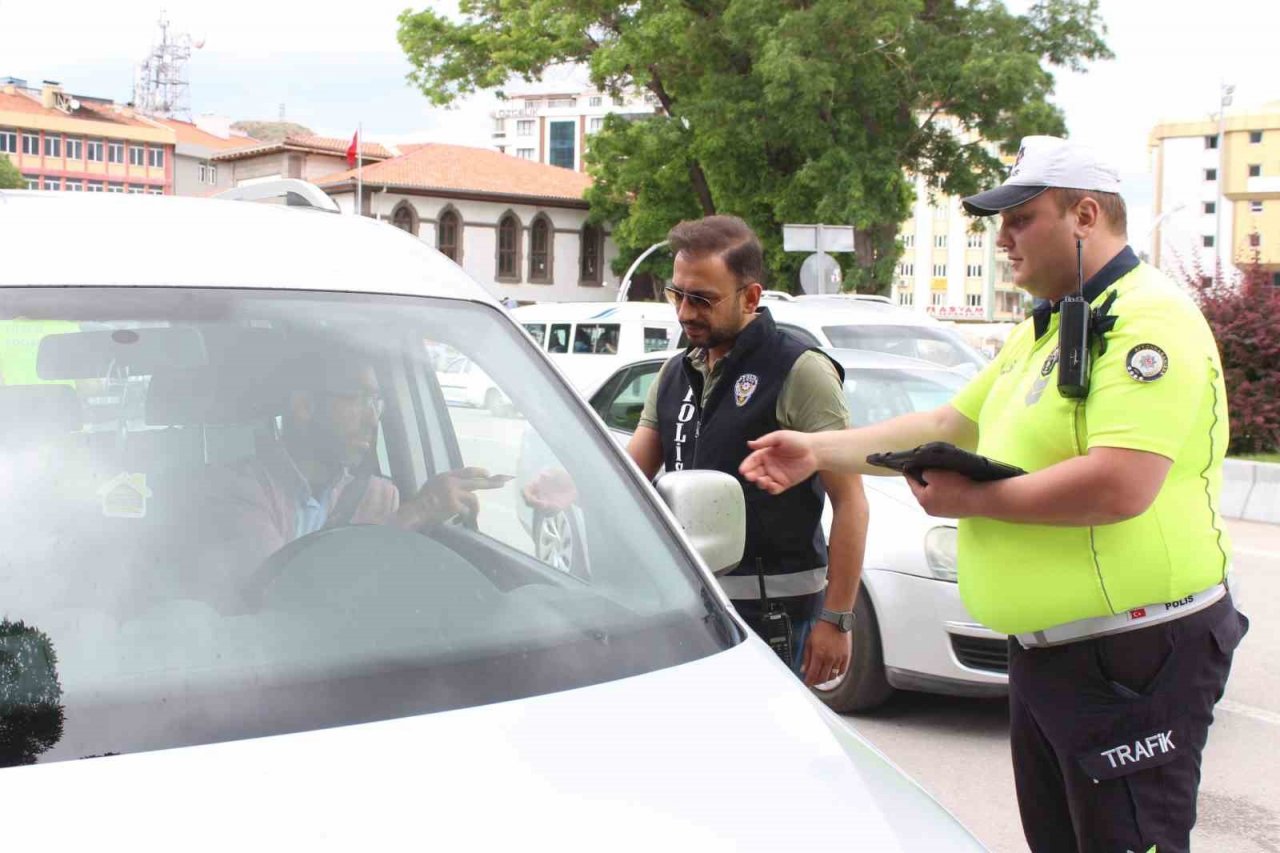 Afyonkarahisar polisinden ‘Huzur-3’ denetimi