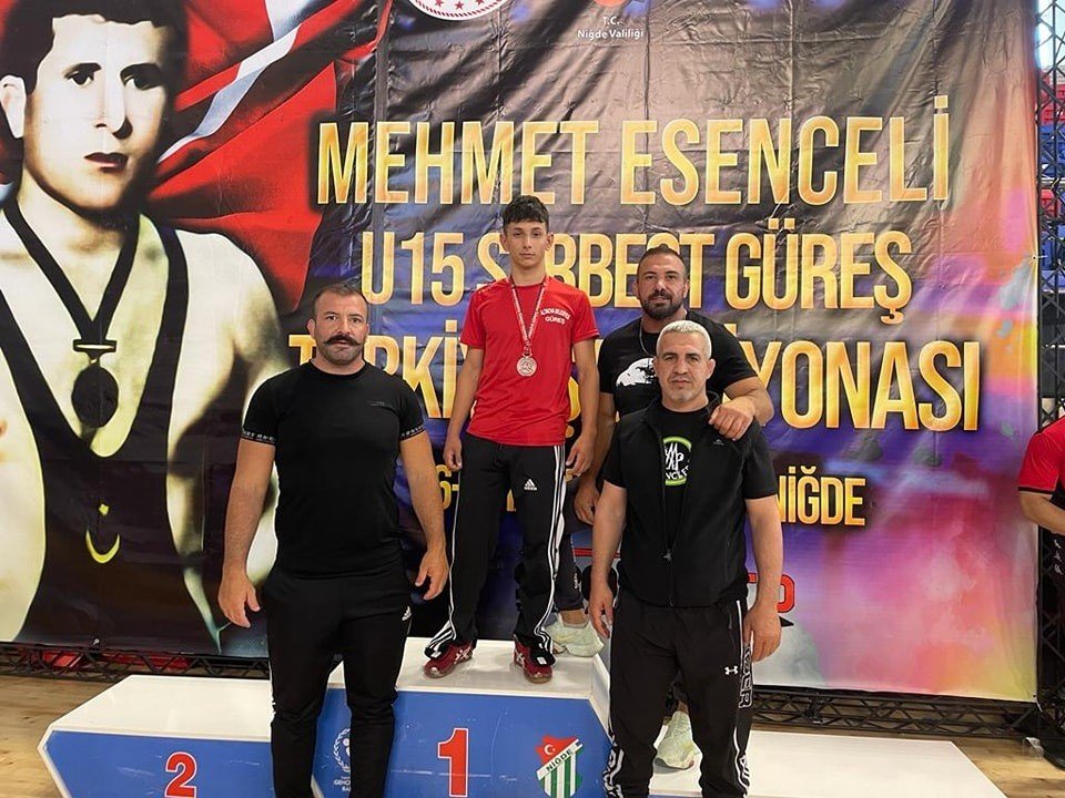 Altınova sporcular kürsüleri işgal etti