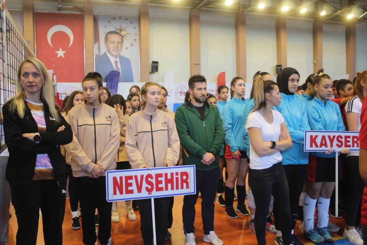 Voleybol grup müsabakaları başladı