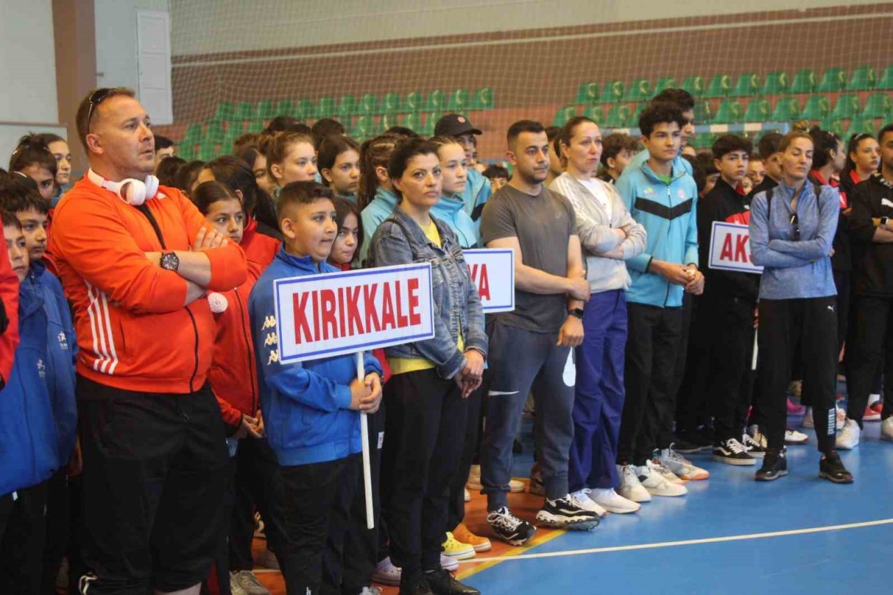 Voleybol grup müsabakaları başladı