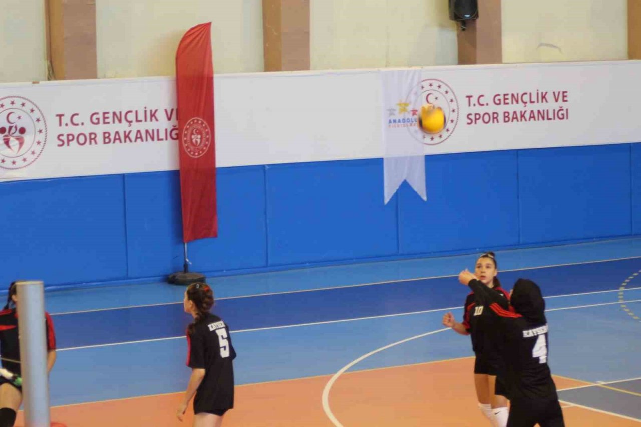 Voleybol grup müsabakaları başladı