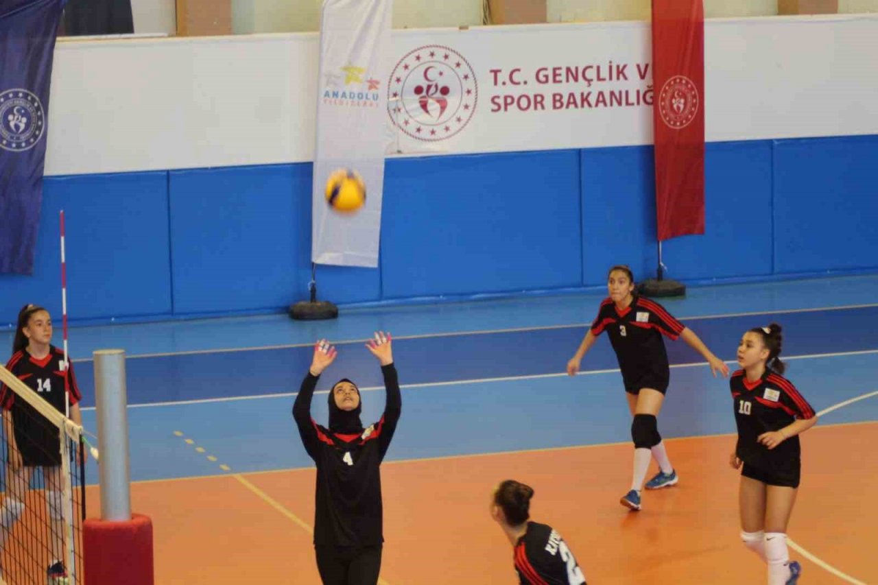 Voleybol grup müsabakaları başladı