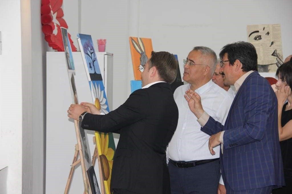 İşitme engelli öğretmenin öğrencilerinden 200 eserlik sergi