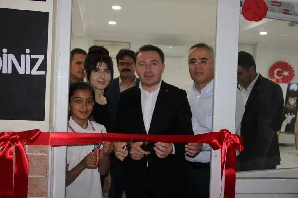 İşitme engelli öğretmenin öğrencilerinden 200 eserlik sergi