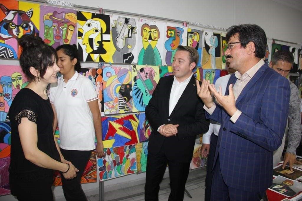 İşitme engelli öğretmenin öğrencilerinden 200 eserlik sergi