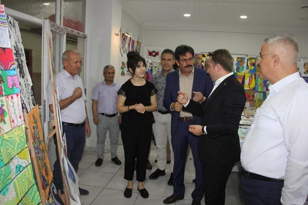 İşitme engelli öğretmenin öğrencilerinden 200 eserlik sergi