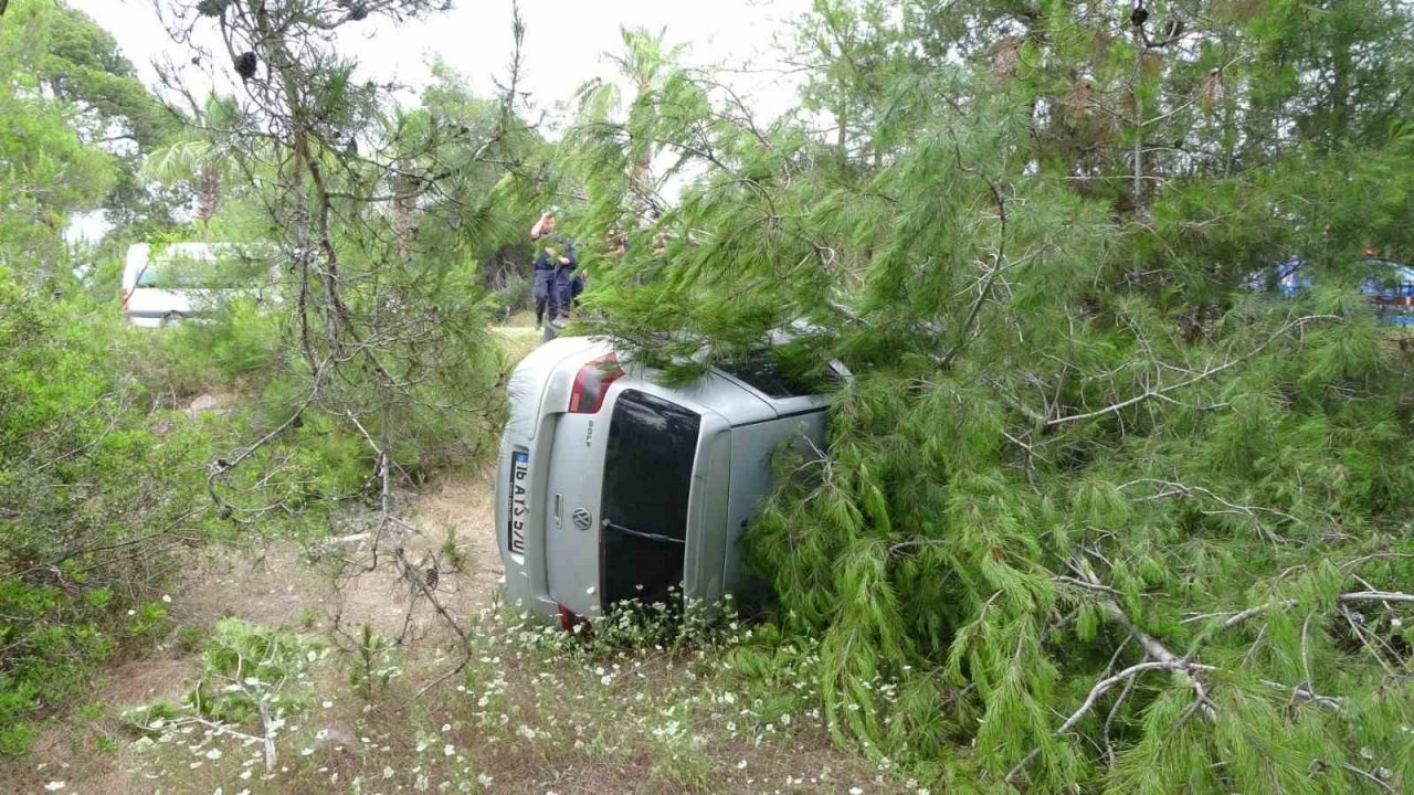 Kontrolden çıkan otomobil ormanlık alana uçtu: 2 yaralı