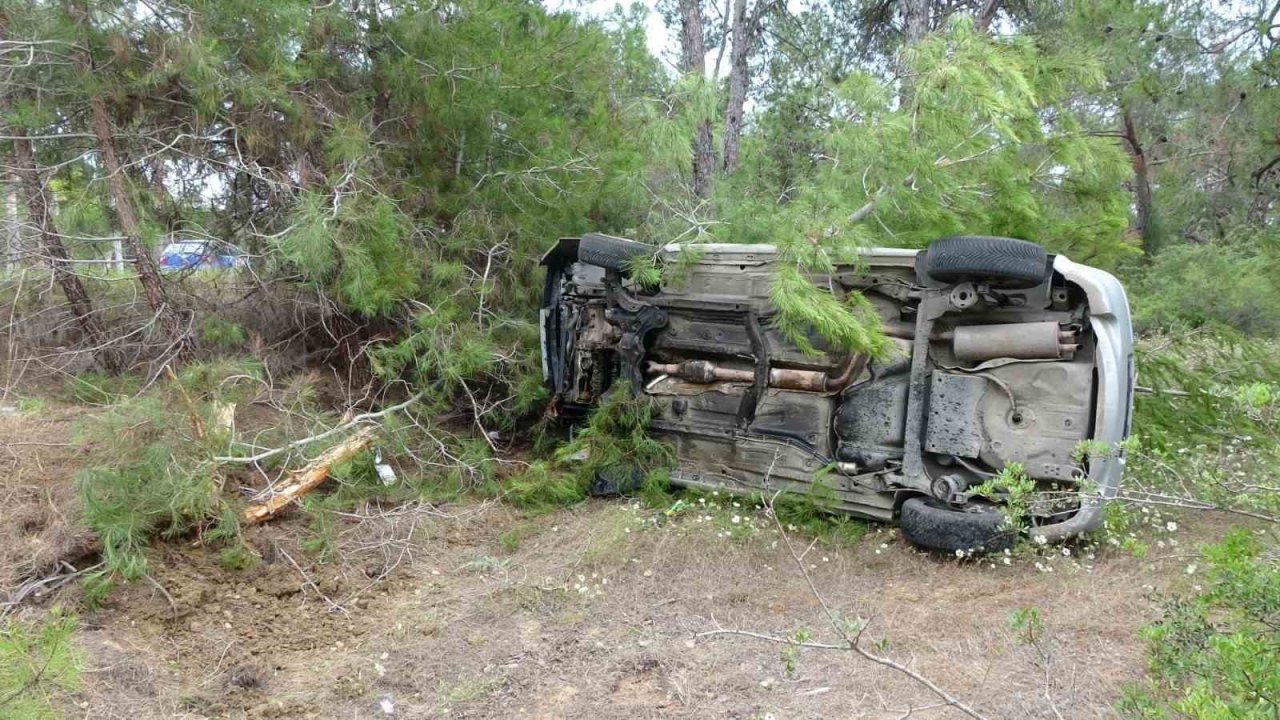 Kontrolden çıkan otomobil ormanlık alana uçtu: 2 yaralı