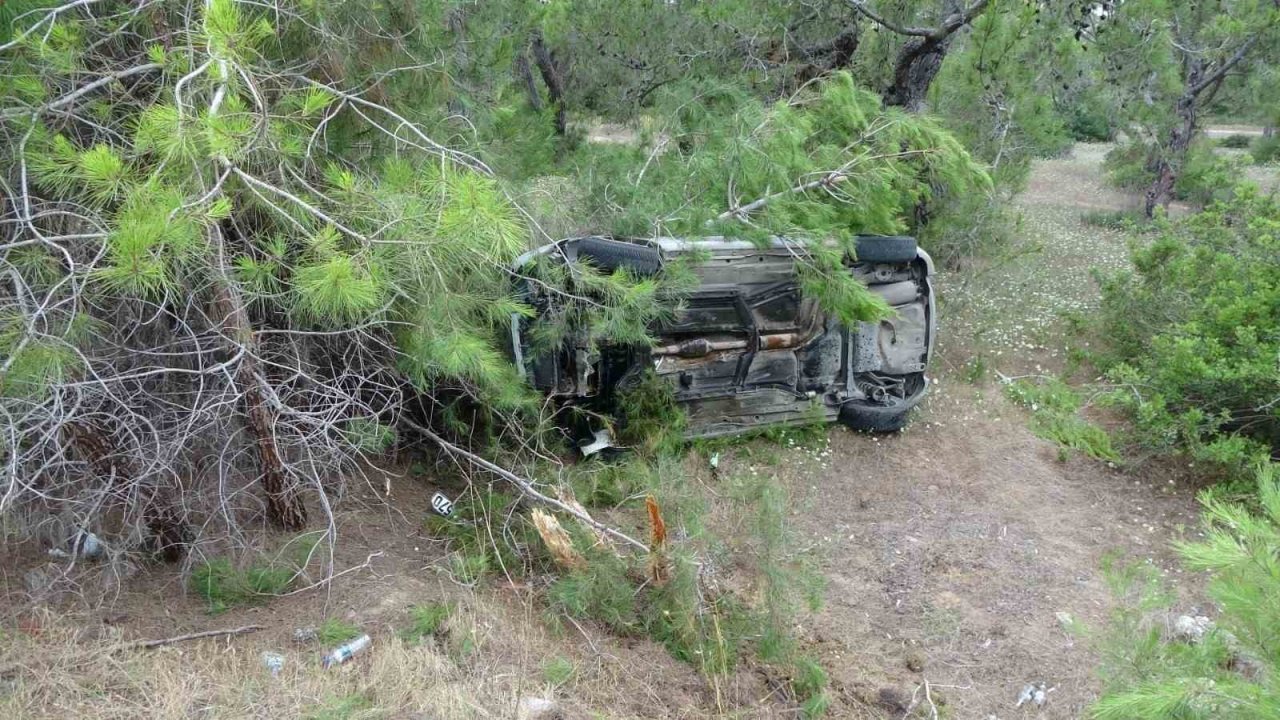 Kontrolden çıkan otomobil ormanlık alana uçtu: 2 yaralı