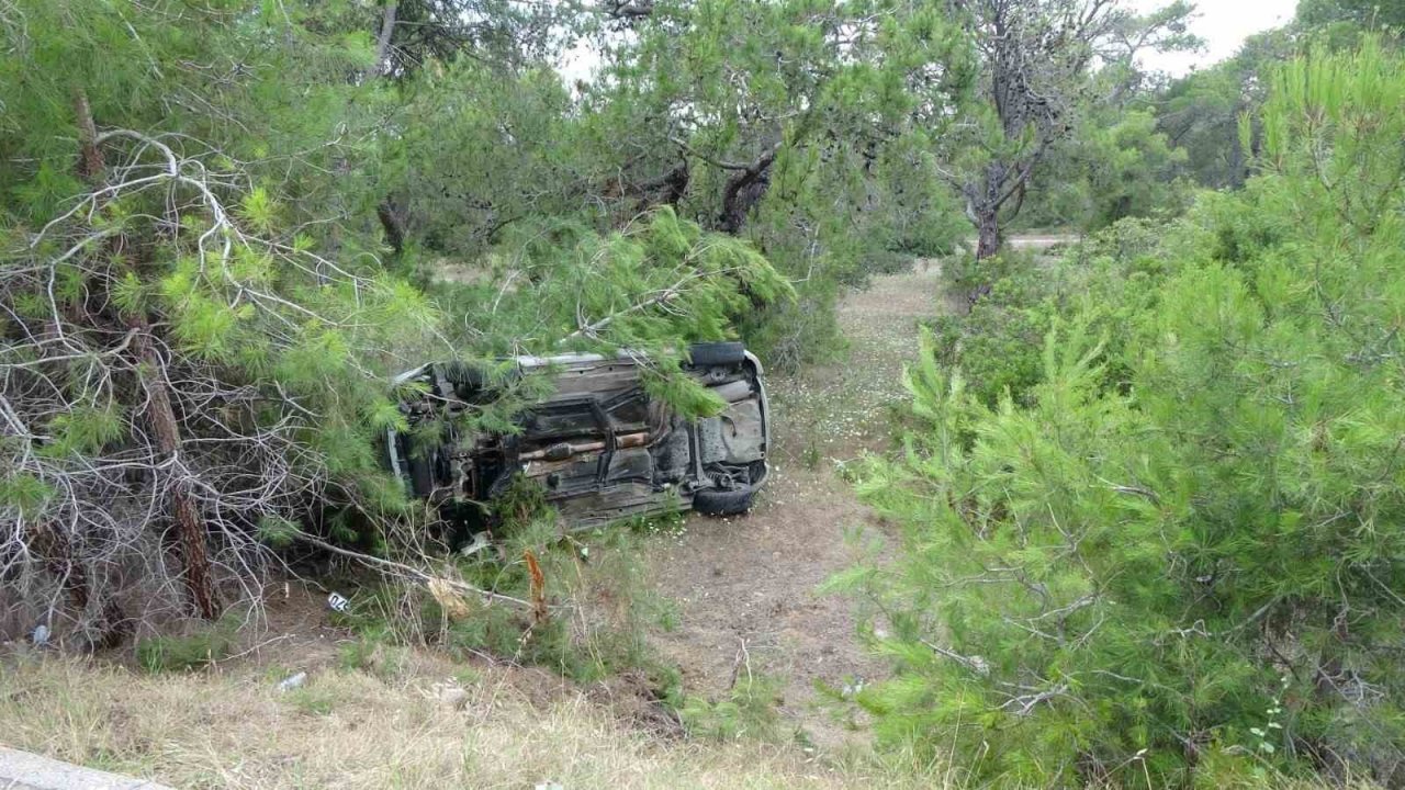 Kontrolden çıkan otomobil ormanlık alana uçtu: 2 yaralı