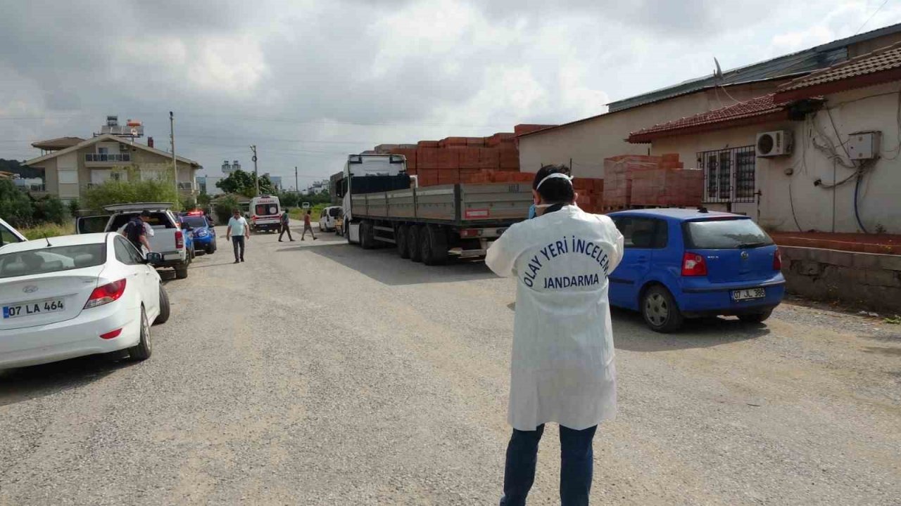 İzmir’den Antalya’ya gelen tır şoförünü ölüm direksiyonda yakaladı
