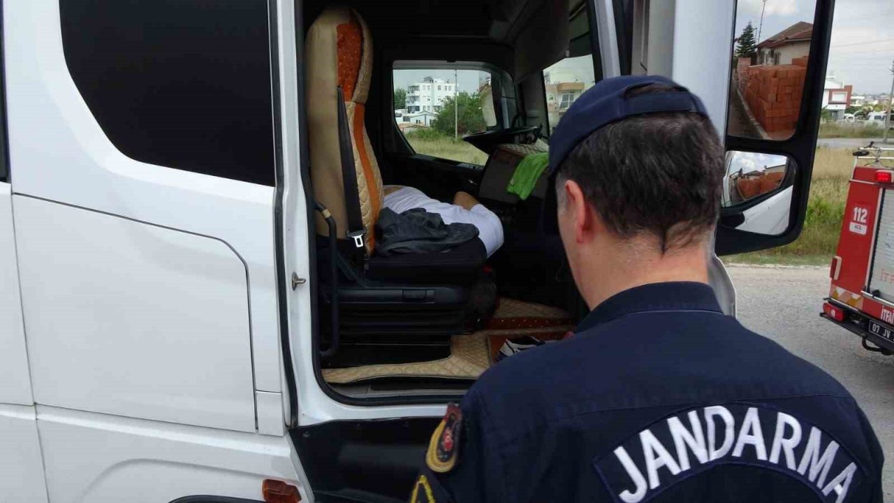 İzmir’den Antalya’ya gelen tır şoförünü ölüm direksiyonda yakaladı
