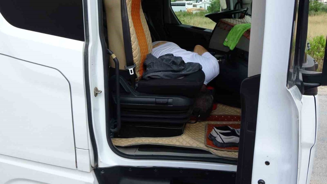 İzmir’den Antalya’ya gelen tır şoförünü ölüm direksiyonda yakaladı