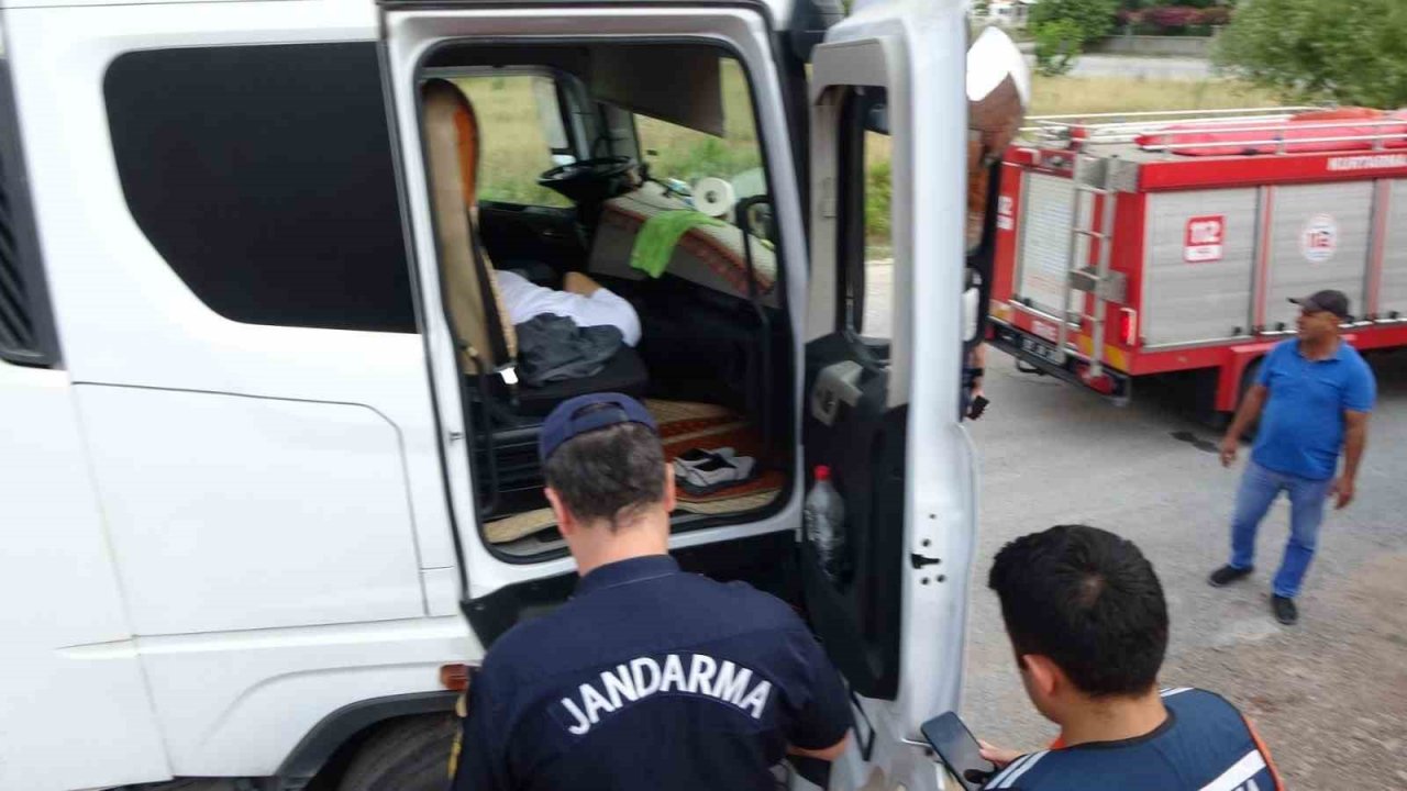 İzmir’den Antalya’ya gelen tır şoförünü ölüm direksiyonda yakaladı