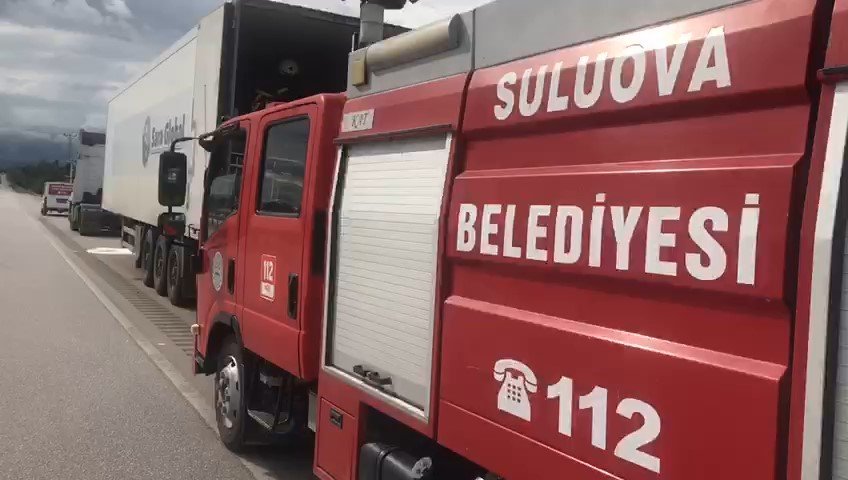 Amasya’da mangal kömürü yüklü tırda çıkan yangını itfaiye söndürdü