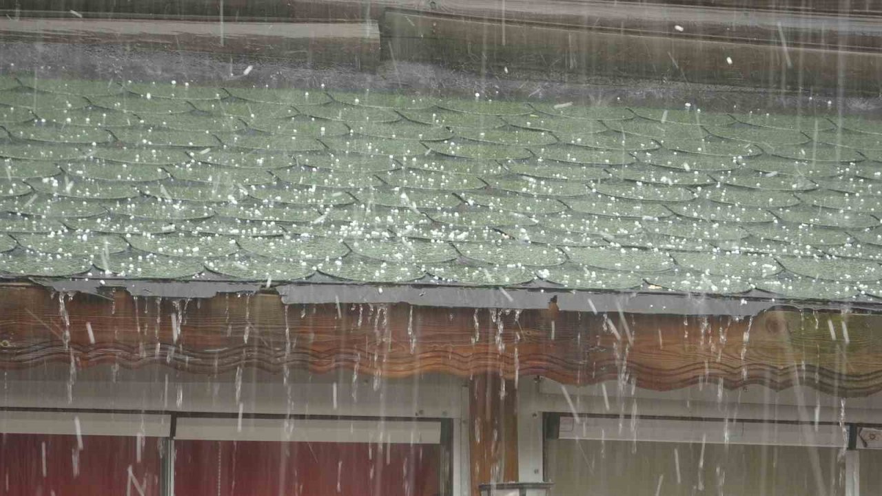 Ardahan’da sağanak ve dolu: Yollar göle döndü, araçlar zarar gördü