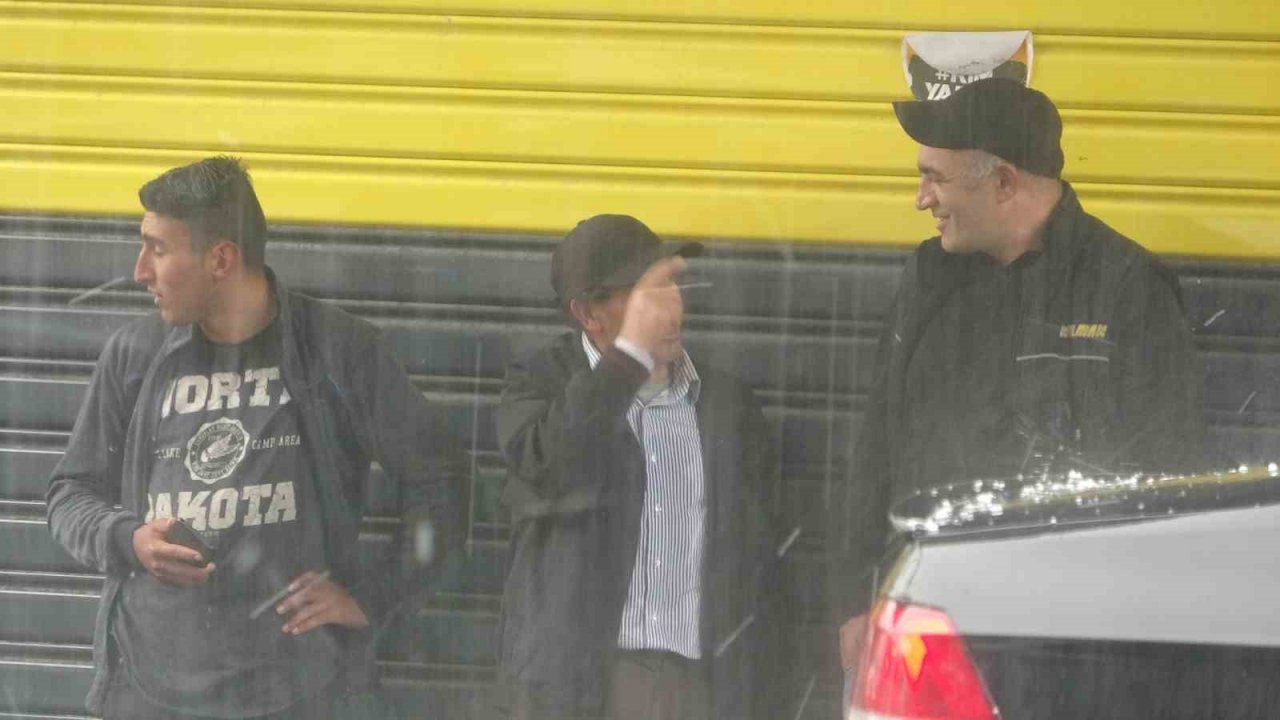 Ardahan’da sağanak ve dolu: Yollar göle döndü, araçlar zarar gördü