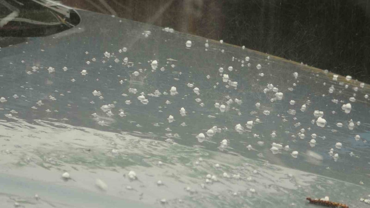 Ardahan’da sağanak ve dolu: Yollar göle döndü, araçlar zarar gördü