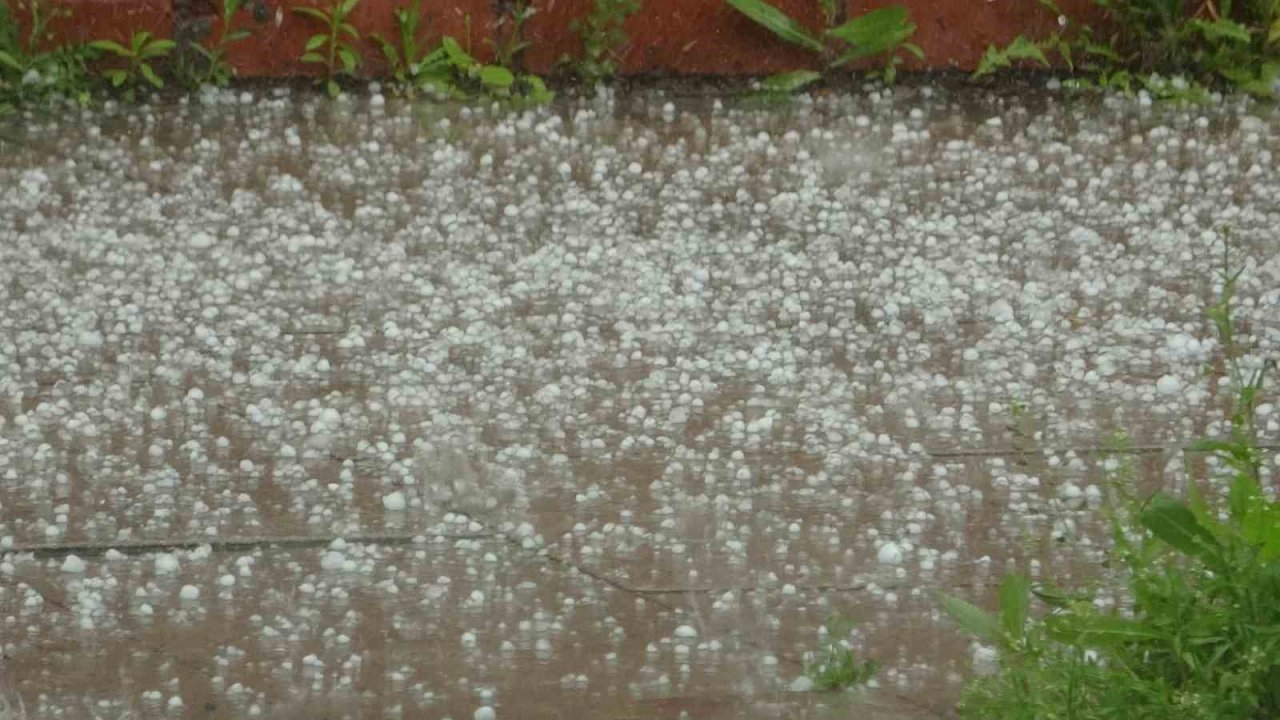 Ardahan’da sağanak ve dolu: Yollar göle döndü, araçlar zarar gördü