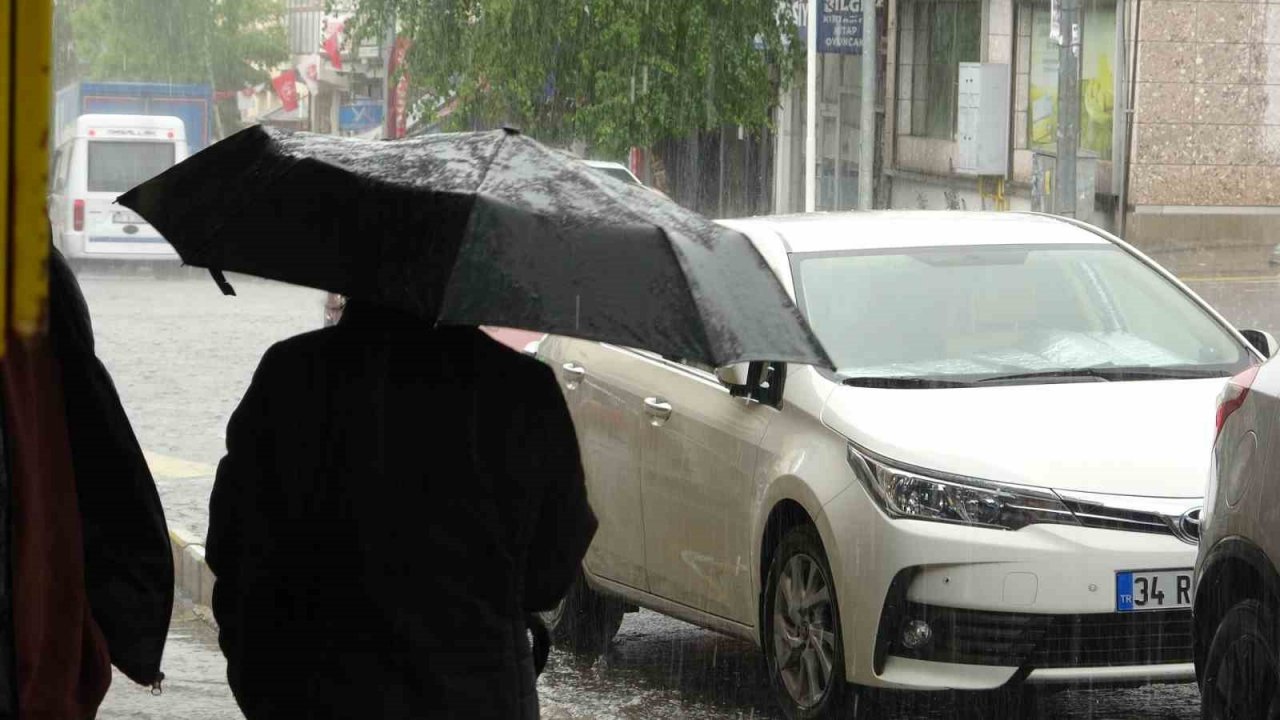 Ardahan’da sağanak ve dolu: Yollar göle döndü, araçlar zarar gördü