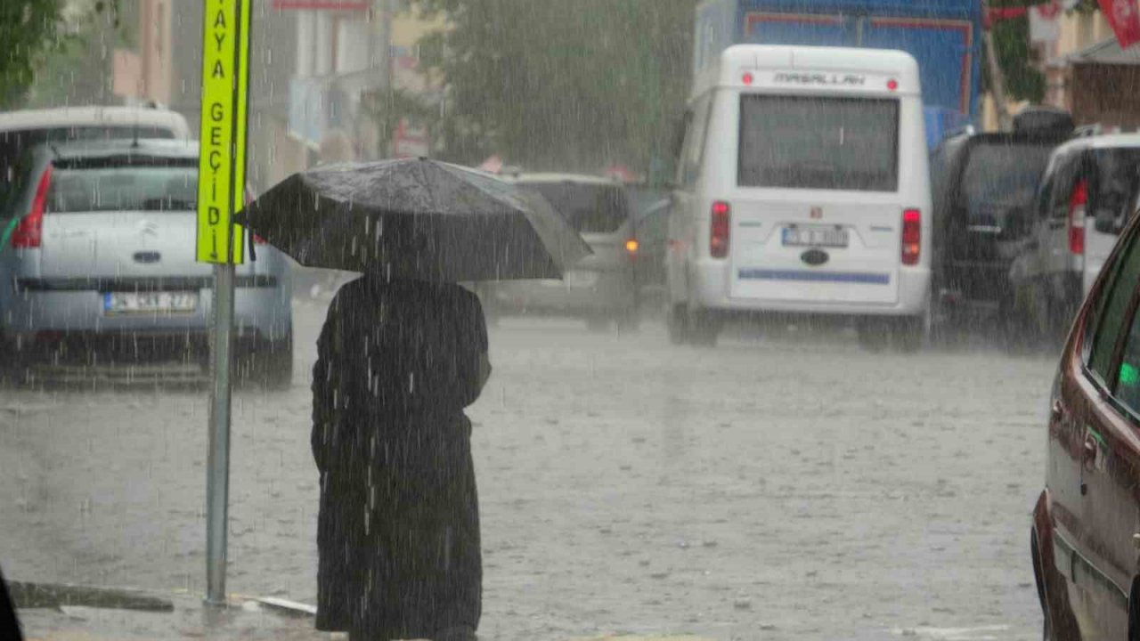 Ardahan’da sağanak ve dolu: Yollar göle döndü, araçlar zarar gördü