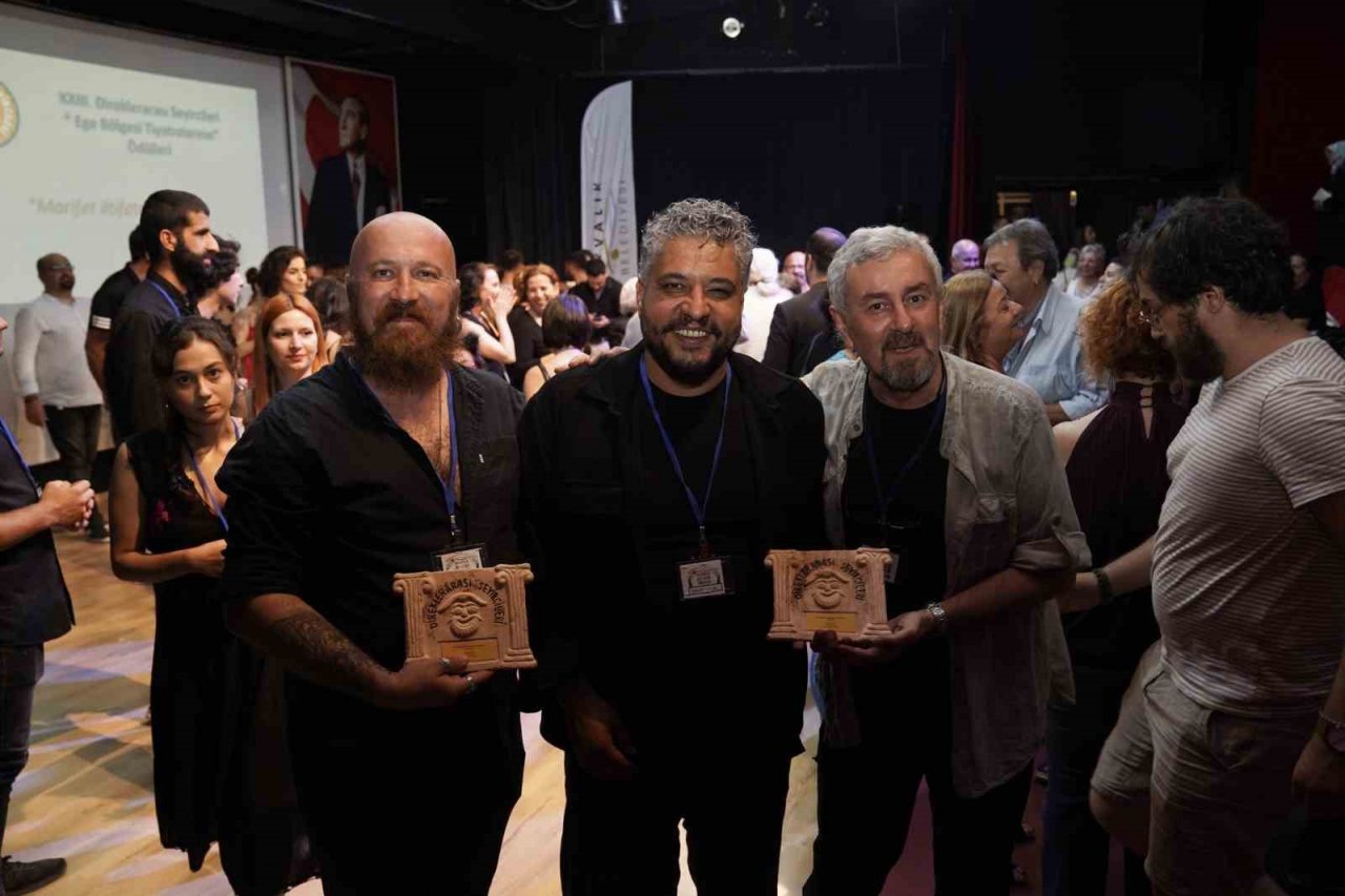 Ayvalık Belediye Tiyatrosu’na iki ödül daha geldi