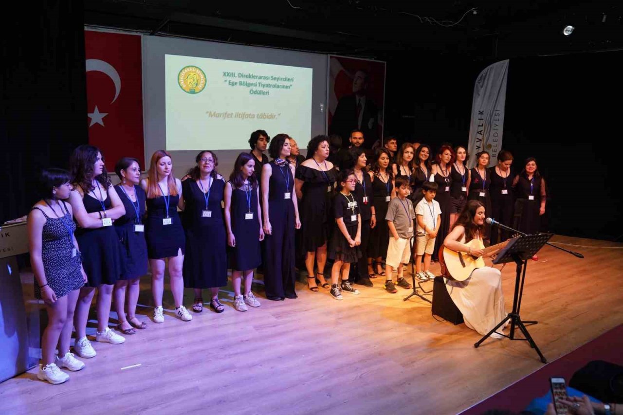 Ayvalık Belediye Tiyatrosu’na iki ödül daha geldi